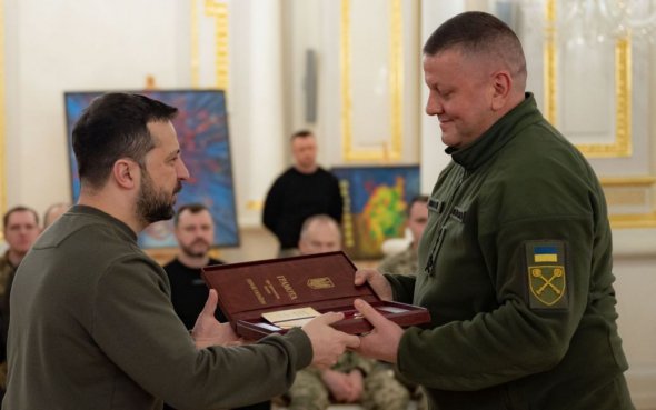 Президент Володимир Зеленський присвоїв генералу Валерію Залужному звання Героя України