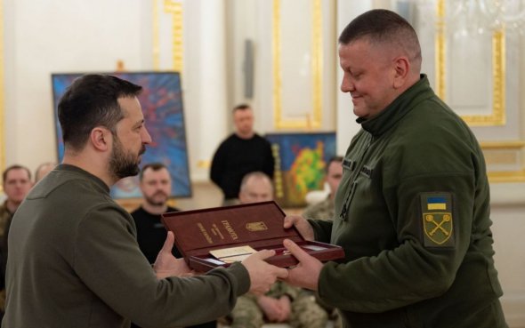 Президент Владимир Зеленский присвоил генералу Валерию Залужному звание Героя Украины