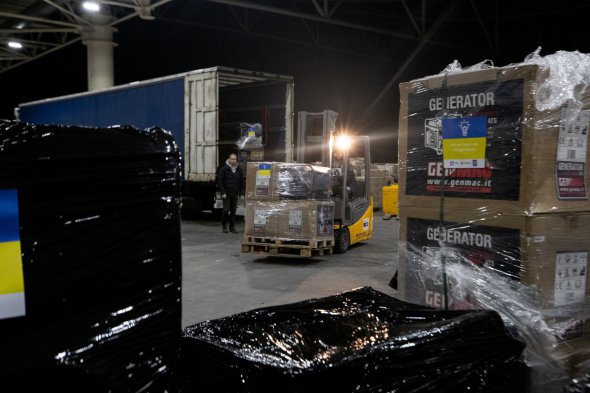В Киеве разгружают генераторы и тепловые пушки, поступившие в рамках гуманитарной помощи от города Рига