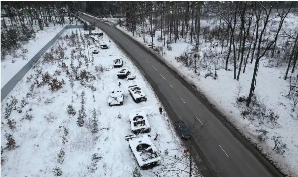 Российская военная техника в снегу под Бучей, первые дни войны