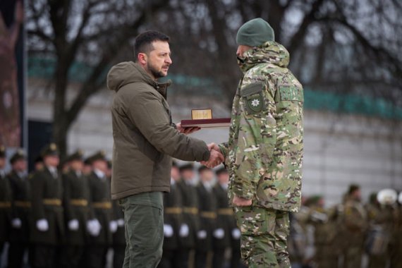 На Софийской площади в Киеве прошла церемония вручения государственных наград и боевых флагов