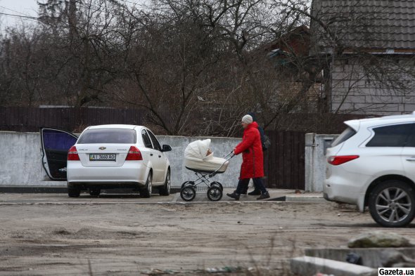 В поселке бурлит жизнь, однако местные до сих пор не могут забыть ужасы, которые пришлось пережить