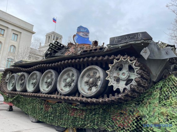 В столице Германии Берлине перед посольством страны-агрессора Российской Федерации поставили подбитый российский танк Т-72.
