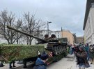 У столиці Німеччини Берліні перед посольтством країни-агресорки Російської Федерації поставили підбитий російський танк Т-72.