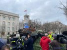 В столице Германии Берлине перед посольством страны-агрессора Российской Федерации поставили подбитый российский танк Т-72.