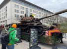 В столице Германии Берлине перед посольством страны-агрессора Российской Федерации поставили подбитый российский танк Т-72.