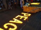 Подібні заходи можна спостерігати і в Осаці. Там люди зі свічок виклали слово "мир", а також тризуб України