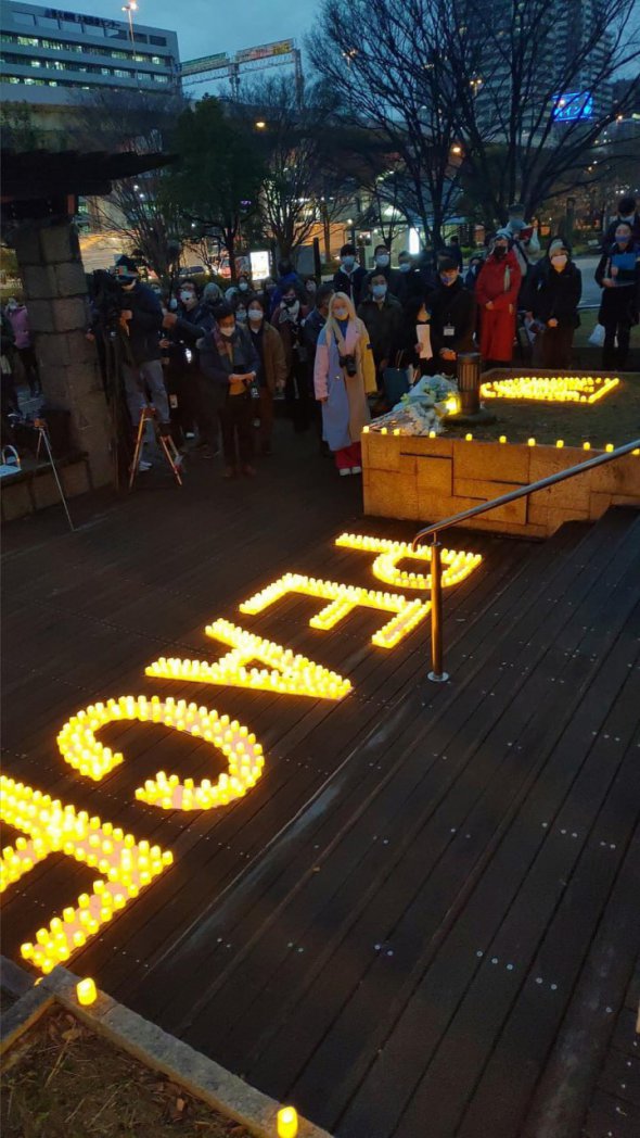 Подібні заходи можна спостерігати і в Осаці. Там люди зі свічок виклали слово "мир", а також тризуб України