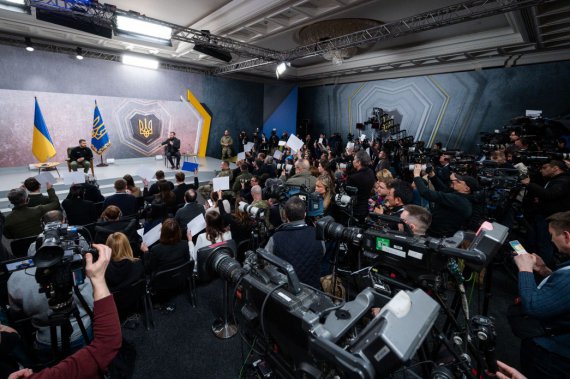 Президент Украины Владимир Зеленский собрал пресс-конференцию с названием "Февраль. Год несокрушимости". Встретился с украинскими и иностранными журналистами.