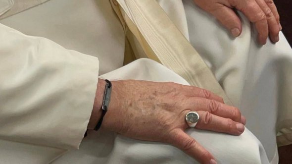 Папа Римский получил в подарок браслет из металла из "Азовстали"