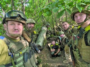 Тарас Заблоцький фотографується з побратимами на фронті. Служить гранатометником. Рідні про те, що він на війні, дізналися випадково