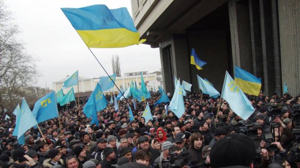 26 февраля 2014 года по призыву Меджлиса крымскотатарского народа под Верховный совет Автономной Республики Крым вышли тысячи протестующих