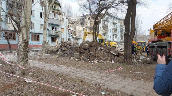 У ніч на 2 березня російські терористи вдарили по мирних кварталах Запоріжжя.
