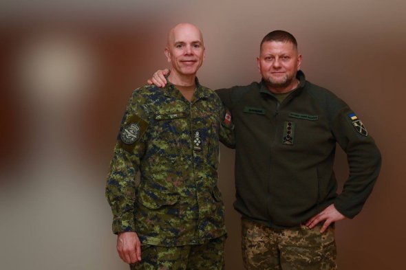 Начальник Штаба обороны Вооруженных сил Канады генерал Уэйн Ийр и главнокомандующий Вооруженными силами Украины генерал Валерий Залужный