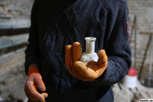Бутылка, найденная в слое полов ХІХ века. В ней могли хранить масло или вино