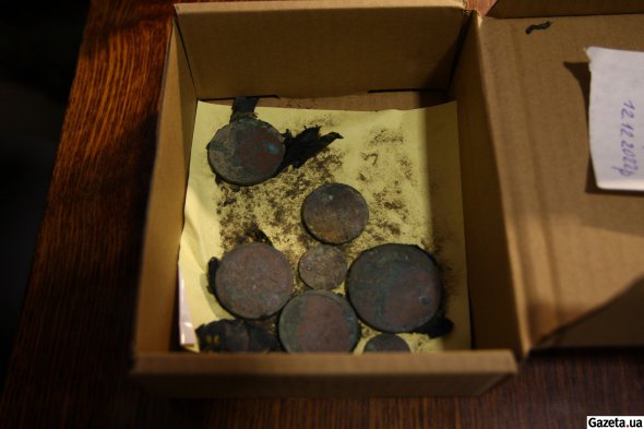 Археологи семь монет XIX в., времен Николая І. На них сохранились остатки мешочка, который служил кошельком