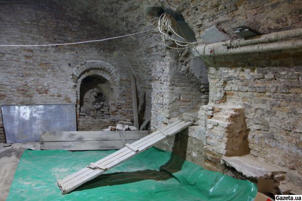 В ходе исследований архивов обнаружили, что туннели были завалены землей уже тогда, когда достроили Трапезную церковь в XIX в.