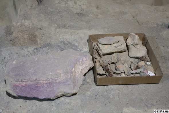 Шматок фасаду Софійського собору ХІ ст. також знайшли серед будівельного сміття у підвалі