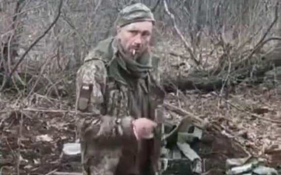 На кадрах, опублікованих у соцмережах, військовий палить цигарку, коли його розстрілюють після слів «Слава Україні!» 