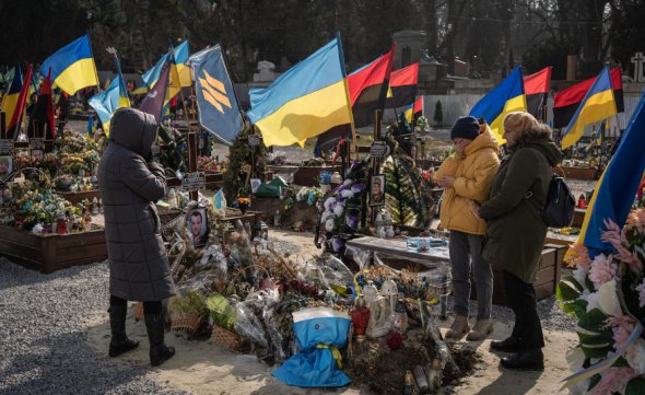 Личаківський військовий цвинтар у Львові, на якому за останні тижні збільшилася кількість могил через те, що в бою загинуло більше солдатів, особливо у Бахмуті 