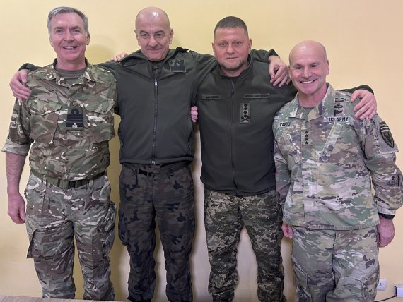 Главнокомандующий Вооруженными силами Украины Валерий Залужный встретился с начальниками штабов Соединенных Штатов Америки, Польши и Великобритании.