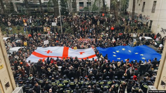 В столице Грузии Тбилиси 7 марта вспыхнули протесты из-за принятия "закона об иноагентах"