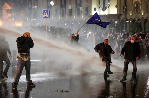 Протести на вулицях Тбілісі у ніч на серед 