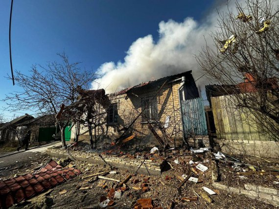 Російські терористи обстріляли зупинку громадського транспорту в Херсоні