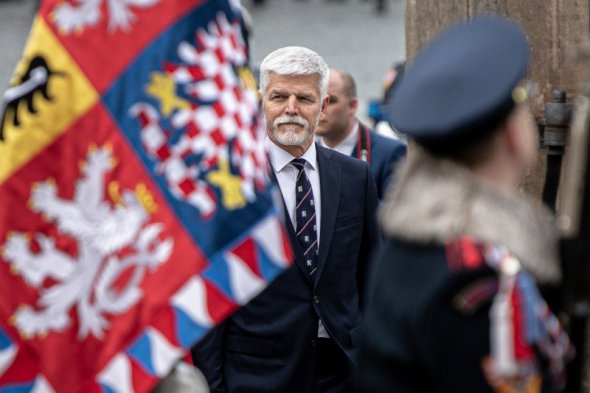 Новоизбранный президент Чехии Петр Павел прибыл в Пражский Град на лимузине с женой Евой еще до полудня четверга