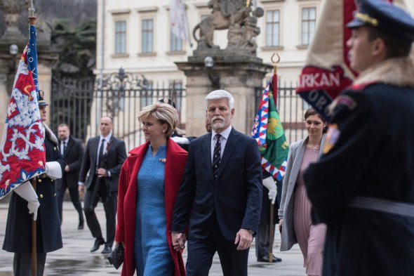 Новообраний президент Чехії Петр Павел прибув до Празького Граду на лімузині з дружиною Євою ще до полудня четверга