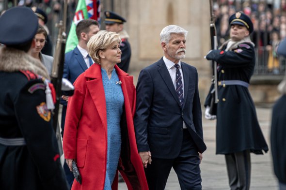Новоизбранный президент Чехии Петр Павел прибыл в Пражский Град на лимузине с женой Евой еще до полудня четверга