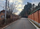 Від зовнішнього світу садибу відокремлює висока цегляна стіна. Гарний асфальт та побілені бордюри вирізняють цю ділянку вулиці