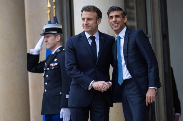 Премьер-министр Великобритании Риши Сунак и президент Франции Эммануэль Макрон встретились в Париже