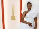 Нигерийская певица, хип-хоп исполнительница Tems появилась на красной дорожке церемонии вручения премии "Оскар 2023" в наряде украинского бренда