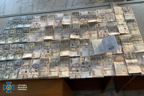 Дельцы в чемоданах пытались завезти в Украину наличные на 37 млн грн