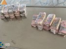 Дельцы в чемоданах пытались завезти в Украину наличные на 37 млн грн