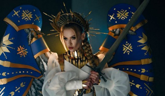 Костюм українки Вікторії Апанасенко "Воїн світла" став переможцем онлайн-голосування у конкурсі костюмів "Міс Всесвіт".