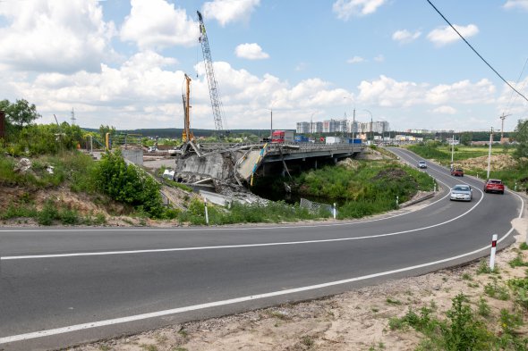 Тимчасова переправа в Київській області. Її  заасфальтували для комфорту водіїв