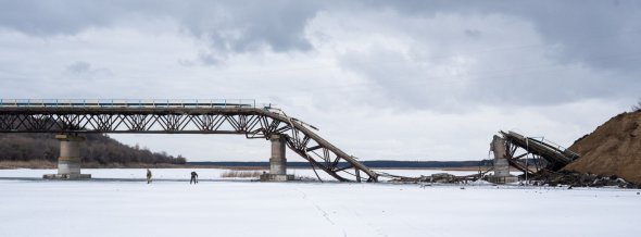 Разрушенный мост через реку Оскол на Харьковщине