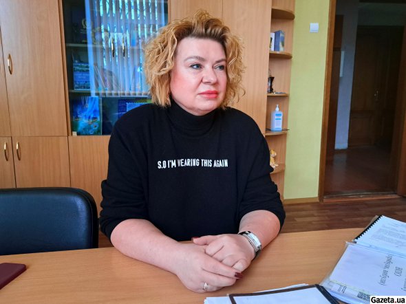 Директорка школи Ірина Миколаївна розповідає, що переселенці зробили їй безкоштовно ремонт у кабінеті