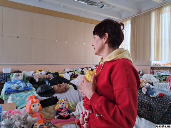Ганна Шиліна з села Леб'яжого Харківської області збирає м'яких ляльок. Допомагають жінці відволіктися від переживань за рідних, які воюють в гарячих точках