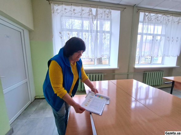 Завідувачка виробництва у шкільній ідальні Лідія Дем'яненко показує меню на день