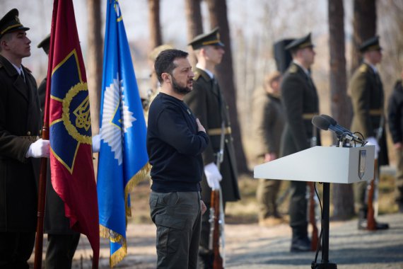 Президент Владимир Зеленский принял участие в церемонии памяти защитников Украины, которые погибли во время обороны и освобождения села Мощун в Киевской области.