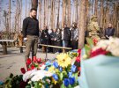 Президент Владимир Зеленский принял участие в церемонии памяти защитников Украины, которые погибли во время обороны и освобождения села Мощун в Киевской области.