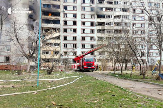 В Запорожье российская ракета попала в многоэтажный дом