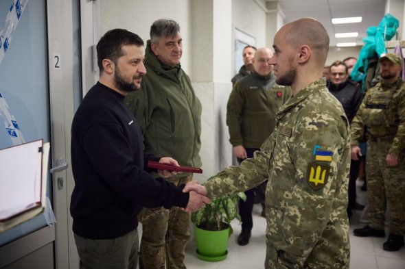 Президент Володимир Зеленський відвідав українських військових у госпіталі в Донецькій області