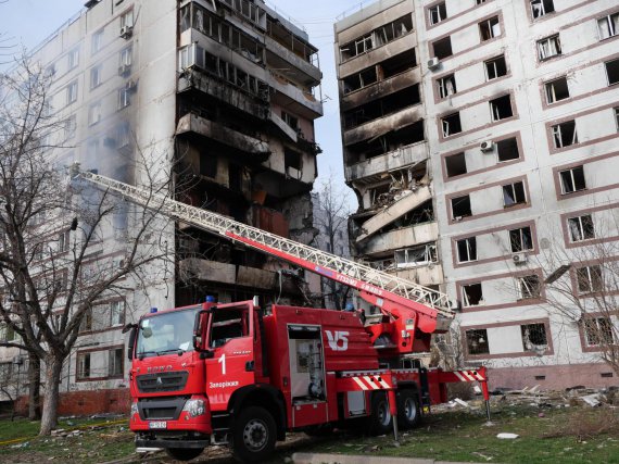 Рятувальники витягли з-під завалів шестеро людей і ліквідували пожежу у двох багатоповерхівках в Запоріжжі після російського ракетного удару.