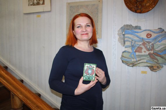 Художница-керамистка Зинаида Близнюк создала керамическое панно с цветком, которое стало частью артинсталляции "Дом. Воспоминания" на украинской антарктической станции Академик Вернадский