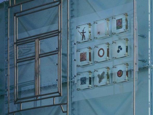 Керамічне панно в артінсталяції Слави Балбека на українській антарктичній станції "Академік Вернадський" - праворуч у верхньому ряду
