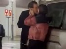 Гаррі Стайлс та Емілі Ратаковскі злилися у поцілунку в Токіо